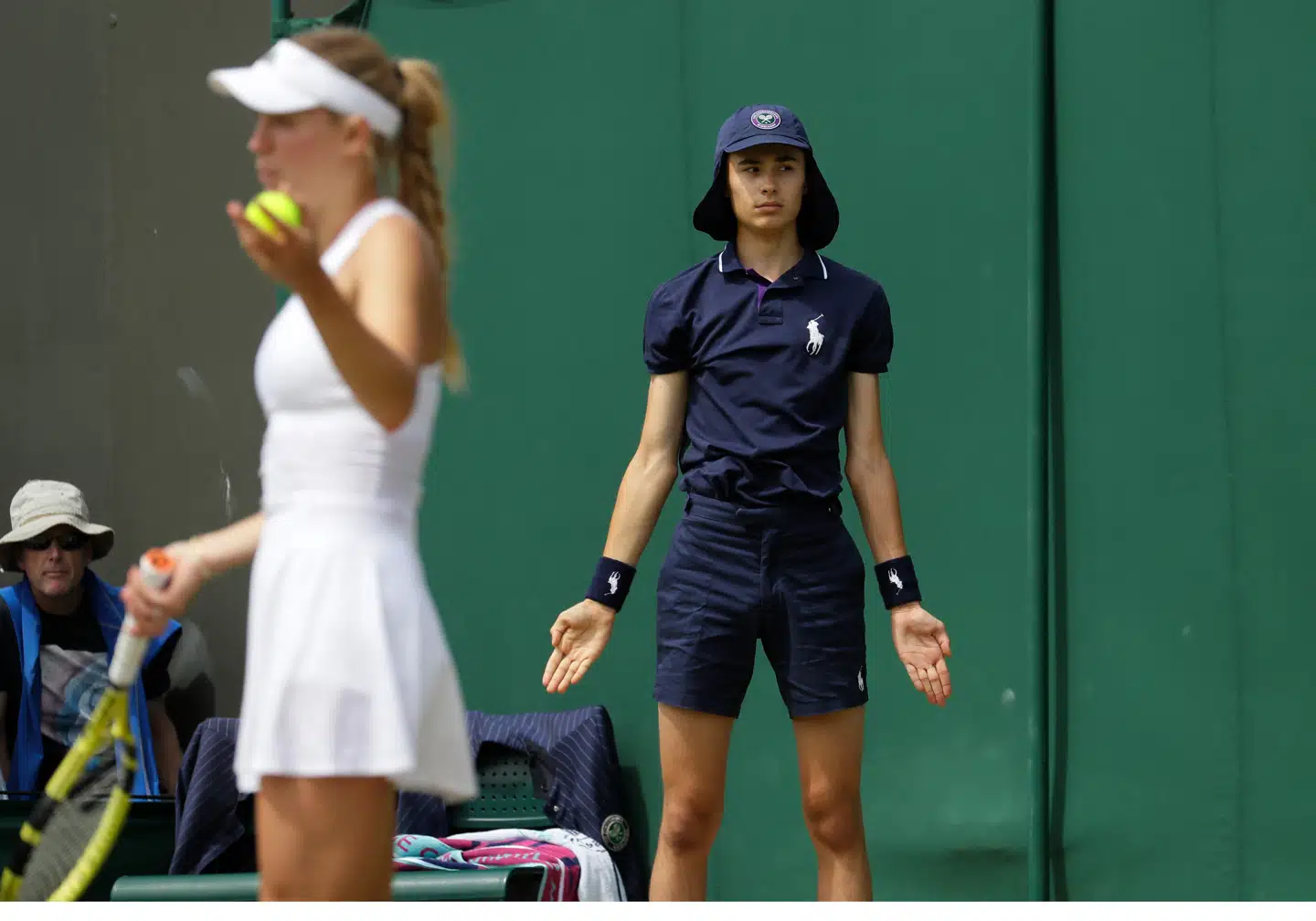 En såkaldt »ball boy« stod helt klar, mens danske Caroline Wosniacki spillede mod kinesiske Shuai Zhang ved Wimbledon i 2019. Foto: Kirsty Wigglesworth, Scanpix