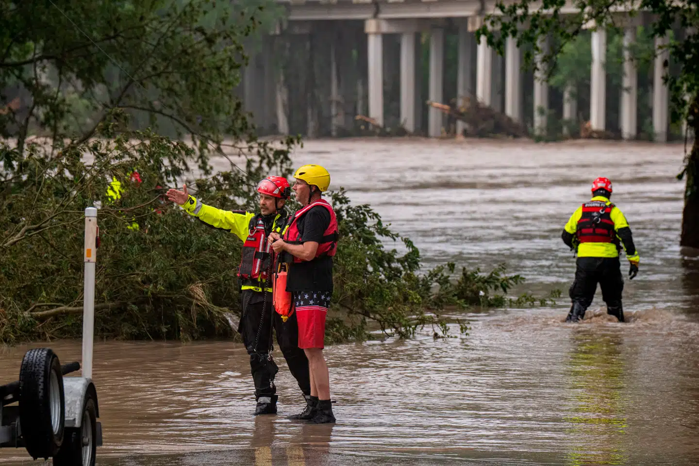 Redningsarbejdere ved Guadalupe-floden i Texas.