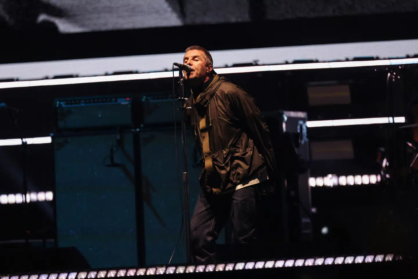 Liam Gallagher havde regnjakke på og sang med armene bag ryggen og strakt hals, præcis som i 1990erne.