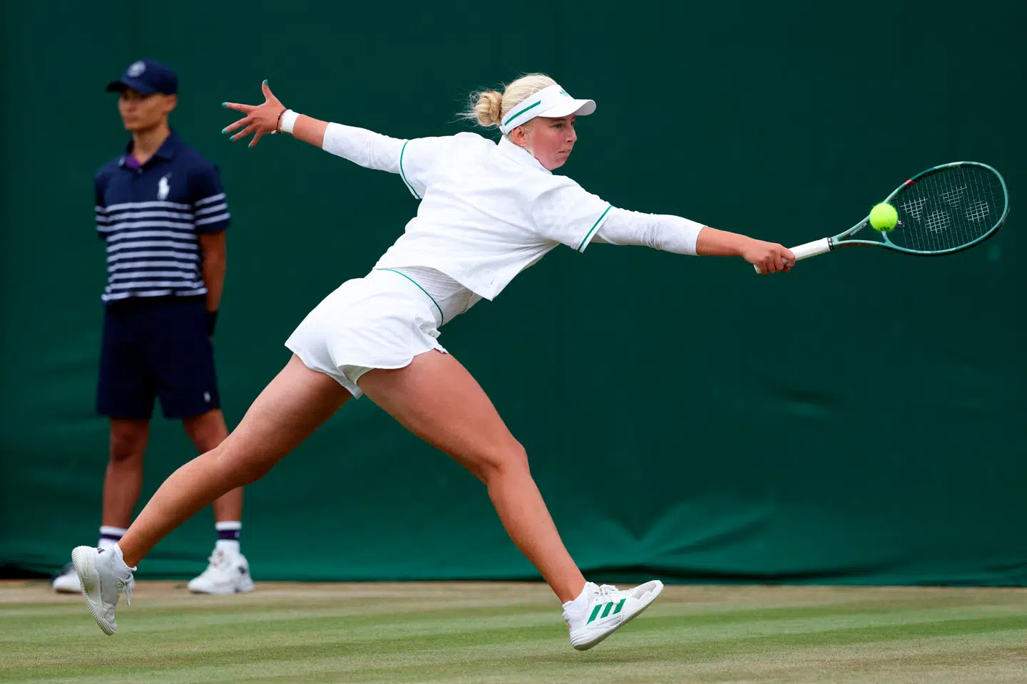 Clara Tauson spiller på bane 2, hvor danske August Holmgren også skal spille sin tredjerundekamp senere i dag.