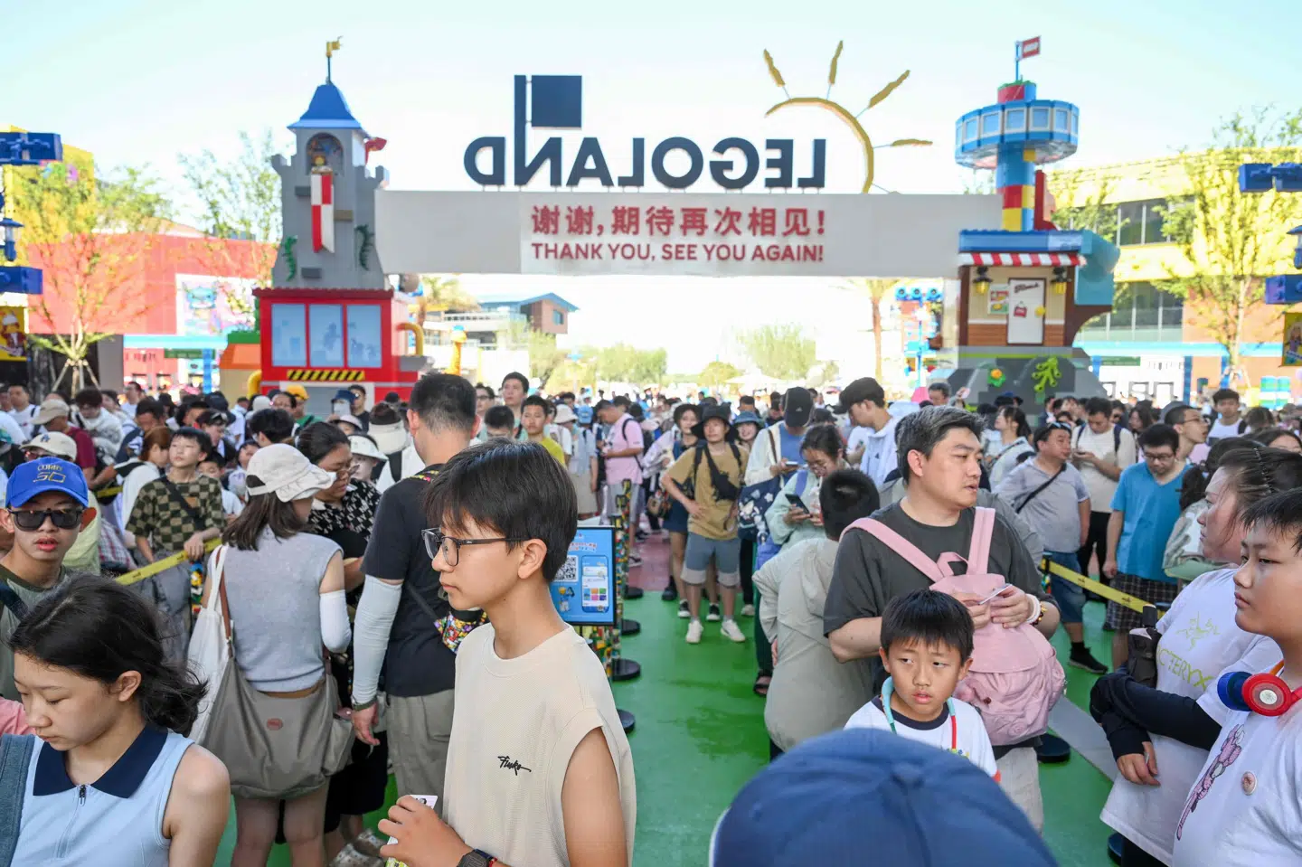 Legoland er lørdag åbnet i Shanghai, og billetterne blev revet væk.