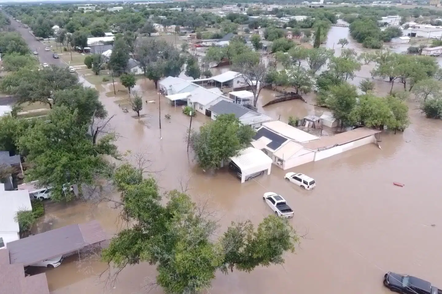 Et beboelsesområde ved floden Guadalupe står under vand efter regnvejret fredag.