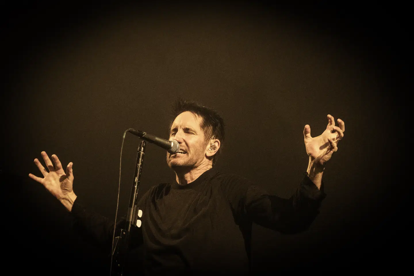 Trent Reznor og resten af Nine Inch Nails gav lørdag aften et højenergishow, da de lukkede og slukkede for Roskilde Festival 2025 med et brag af en rockkoncert.