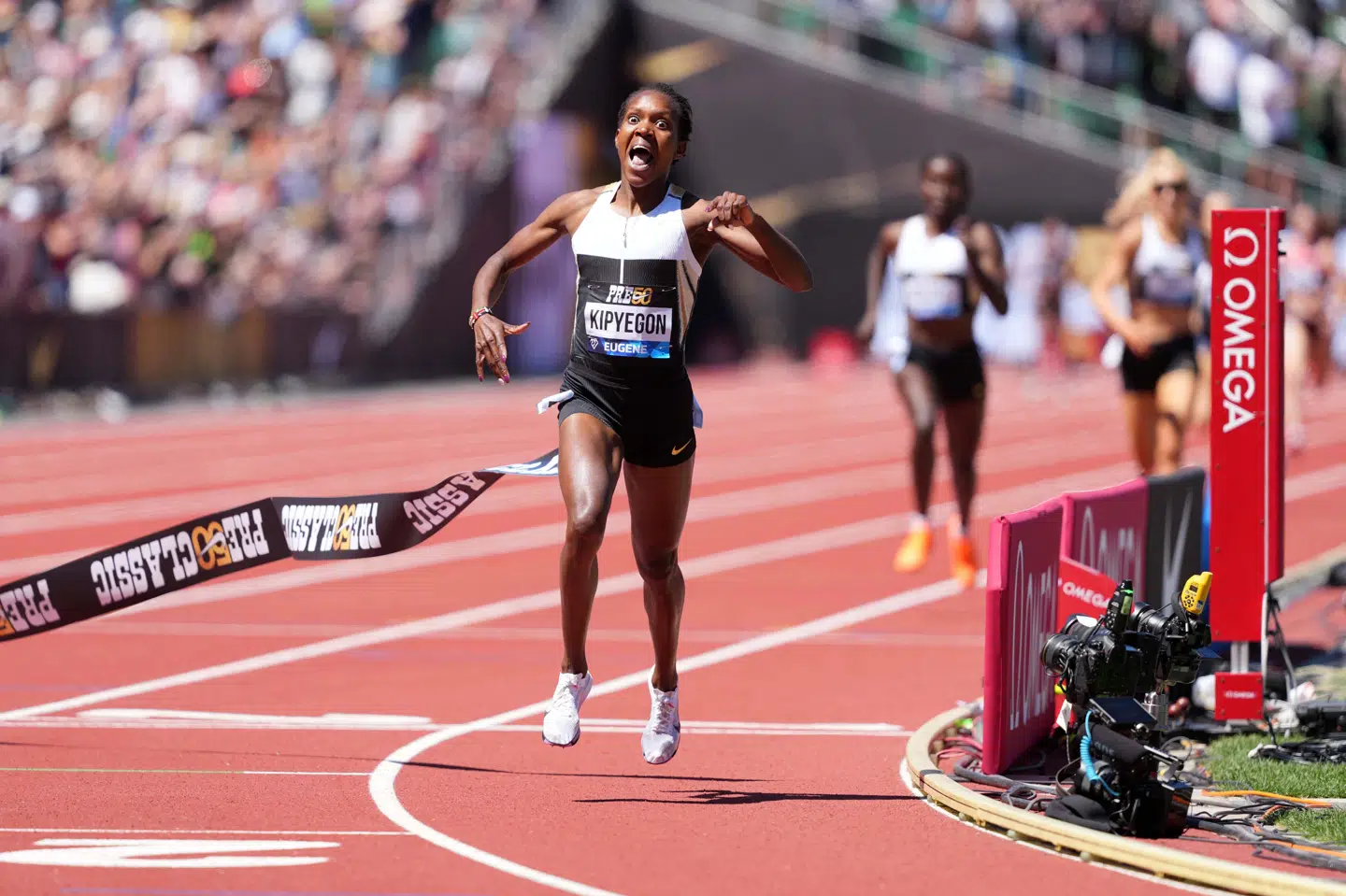 Faith Kipyegon var i forvejen indehaver af verdensrekorden i 1500-meterløb. Nu lyder kenyanerens bedste tid på tre minutter og 48,68 sekunder.