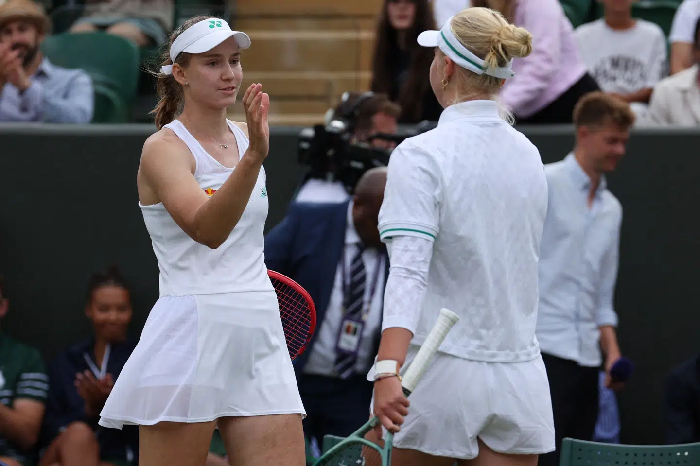 Clara Tauson (her med ryggen til, red.), sendte lørdag Elena Rybakina ud af Wimbledon.