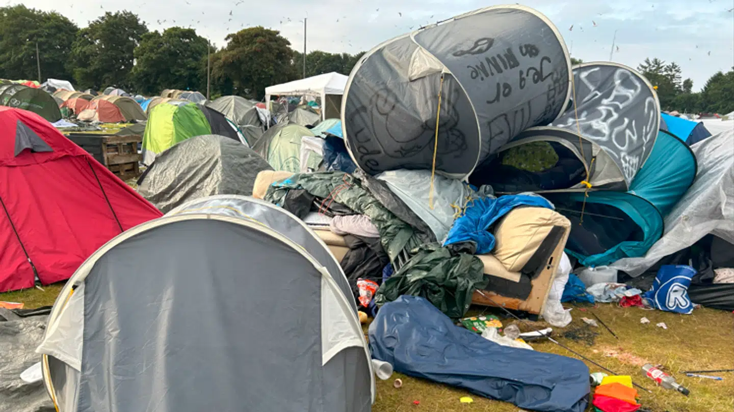 Det er ikke et kønt syn, man bliver mødt af på Roskilde Festival.