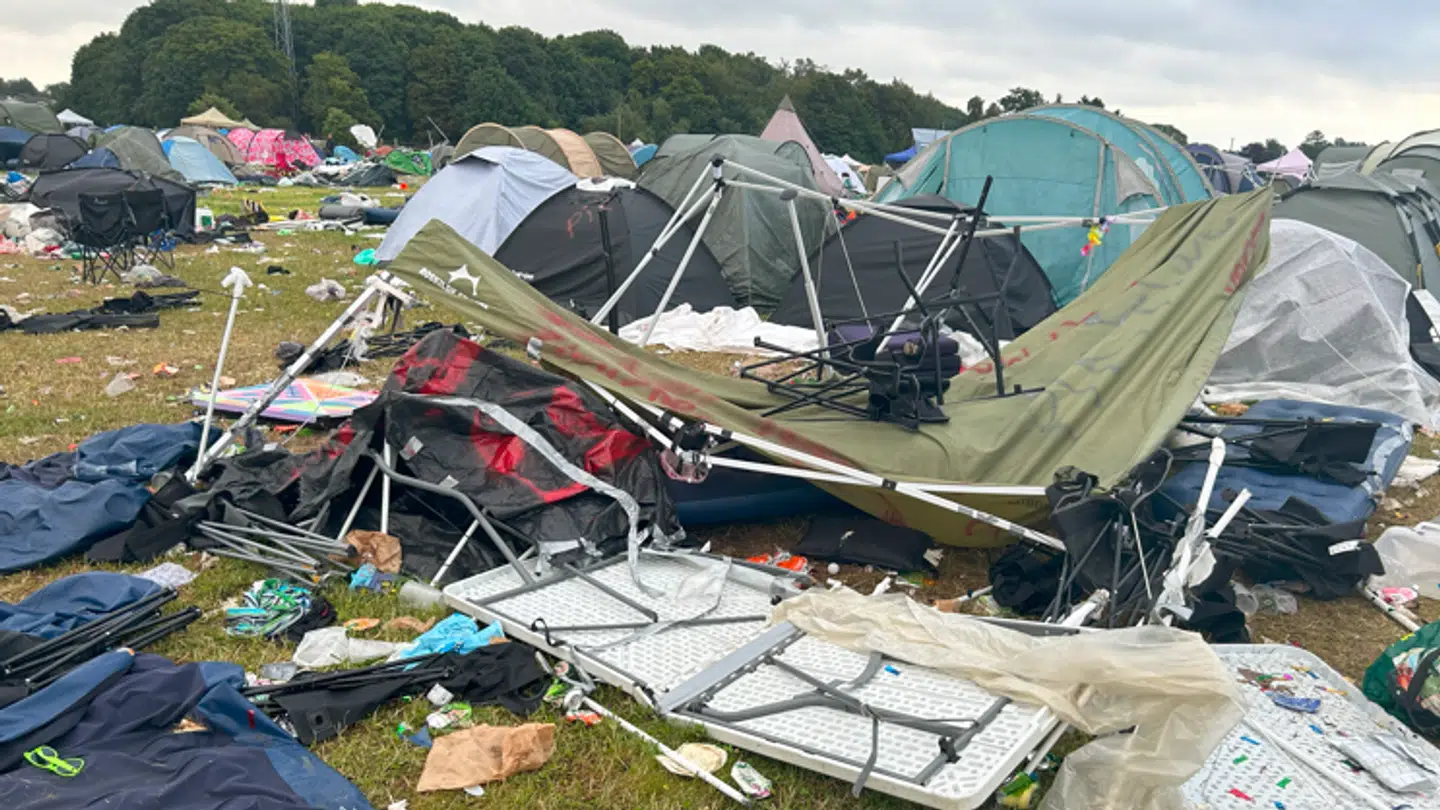 Det er langt fra et unikt syn, at finde kollapsede pavilloner på festivalen.