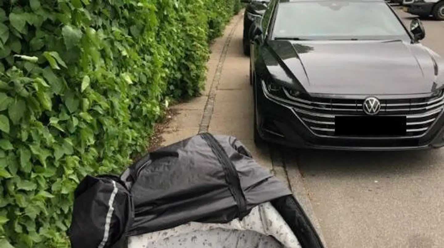 Parkerede biler på fortorvet gjorde det svært for Nina Egebjærg Clausen at passere med barnevogn.