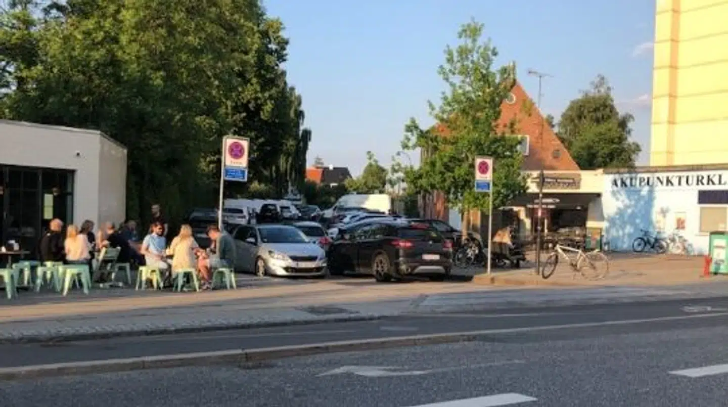 Inskørslen til Munkely i Søborg. Til venstre ses Ismageriet.