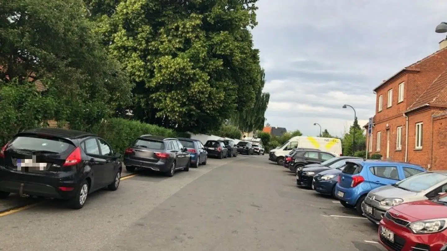 Bilerne til venstre holder ulovligt parkeret på Munkely.