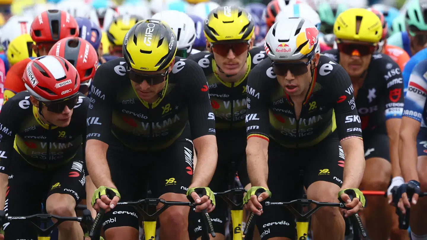 Jonas Vingegaard var pakket godt ind af sine Visma-bodyguards søndag.