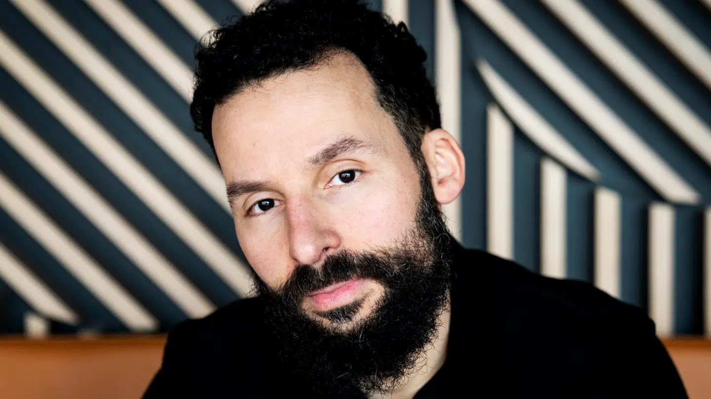 'Jeg drømmer om et Danmark, hvor forskelligheden for lov til at blomstre, fordi vi er i samme båd, og hvor vi ikke behøver checkpoints og vagter foran moskeer og synagoger,' udtaler Isam B.