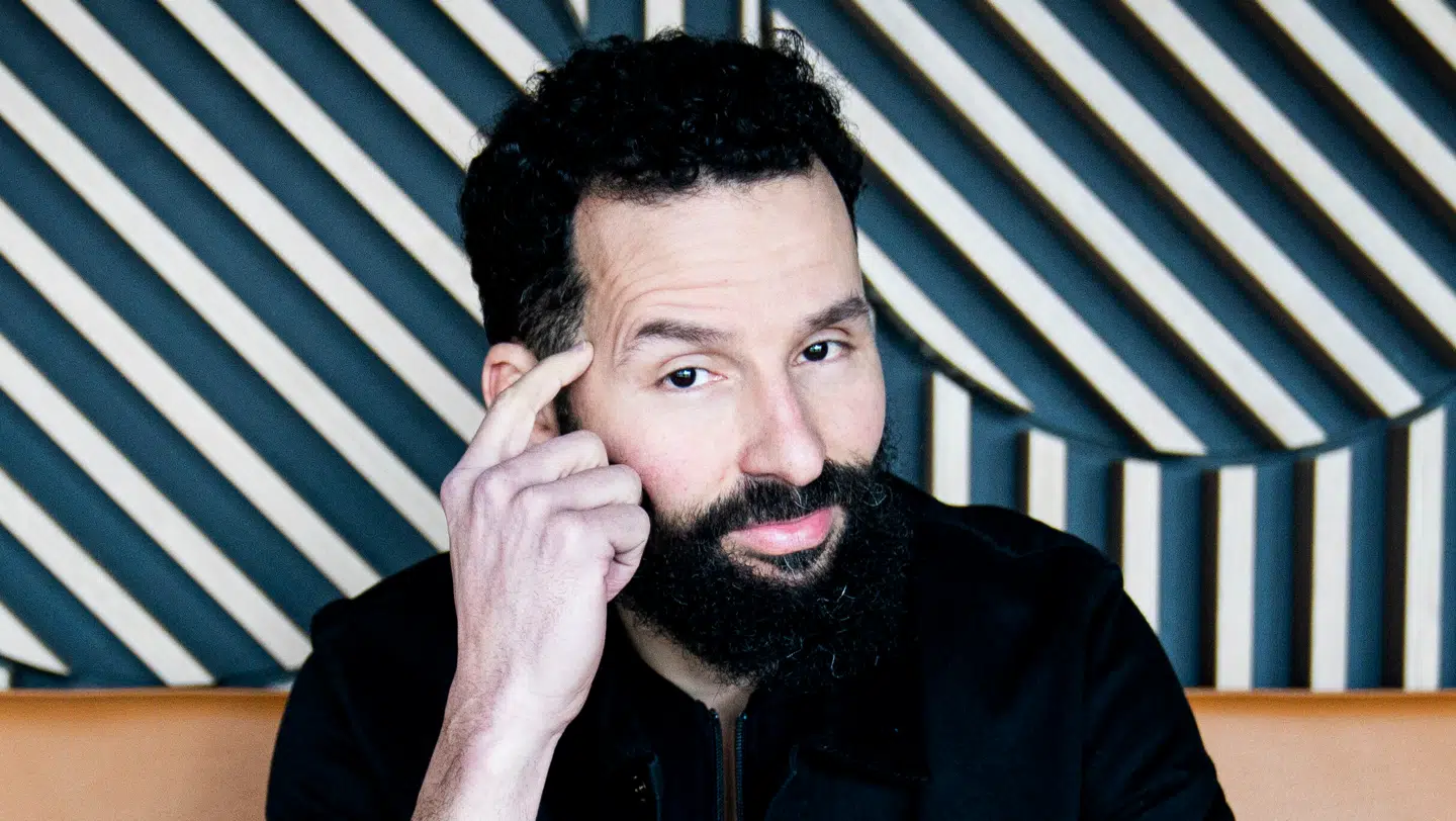 Isam B er ude med riven efter landets statsminister.