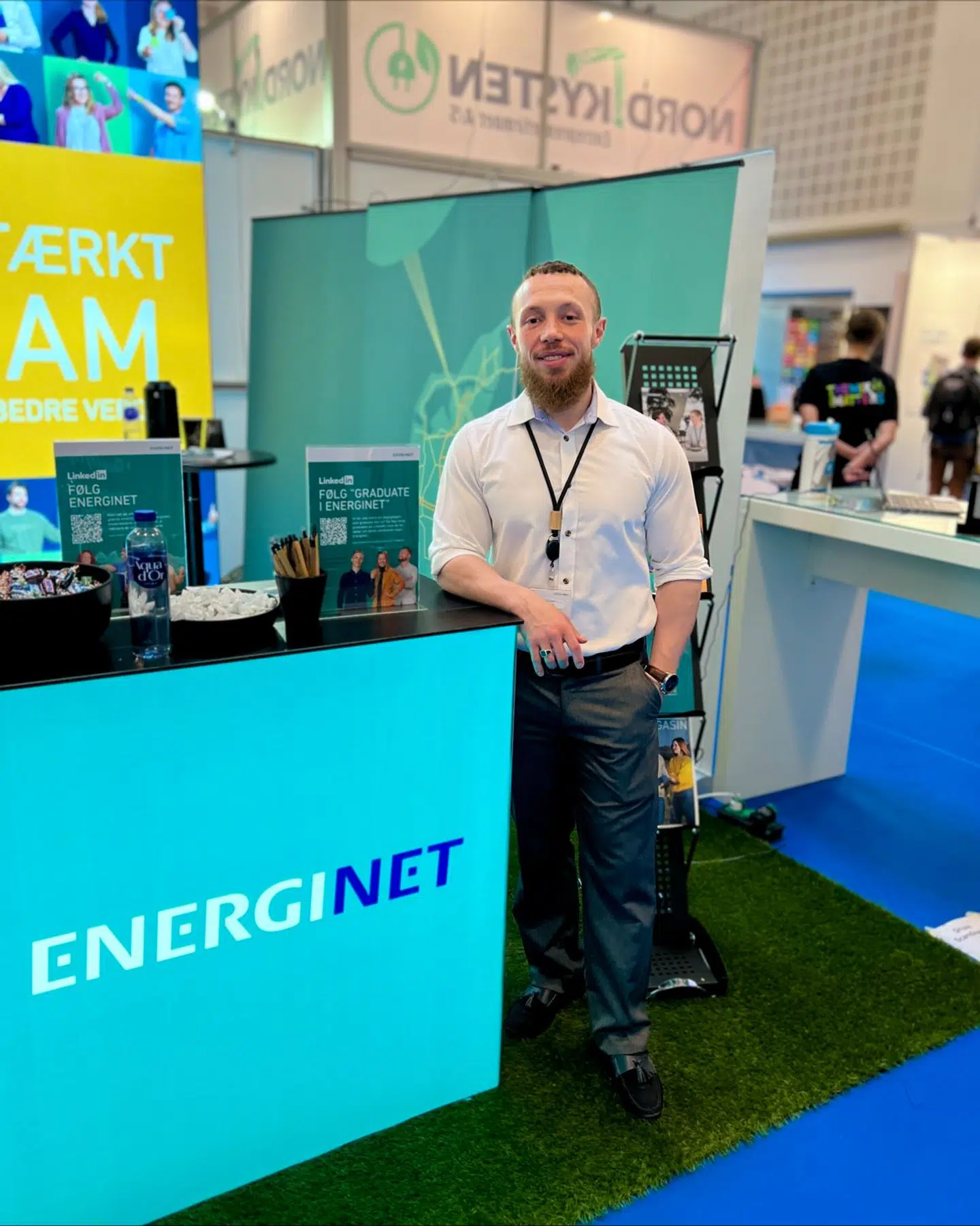 Her ses Sebastian Østerfelt på en messe, hvor han gør reklame for sin arbejdsplads, Energinet. Når han ikke er på arbejde, er han under navnet Aqeel Abu Osama et fremtrædende medlem af den islamistiske organisation Hizb ut-Tahrir.