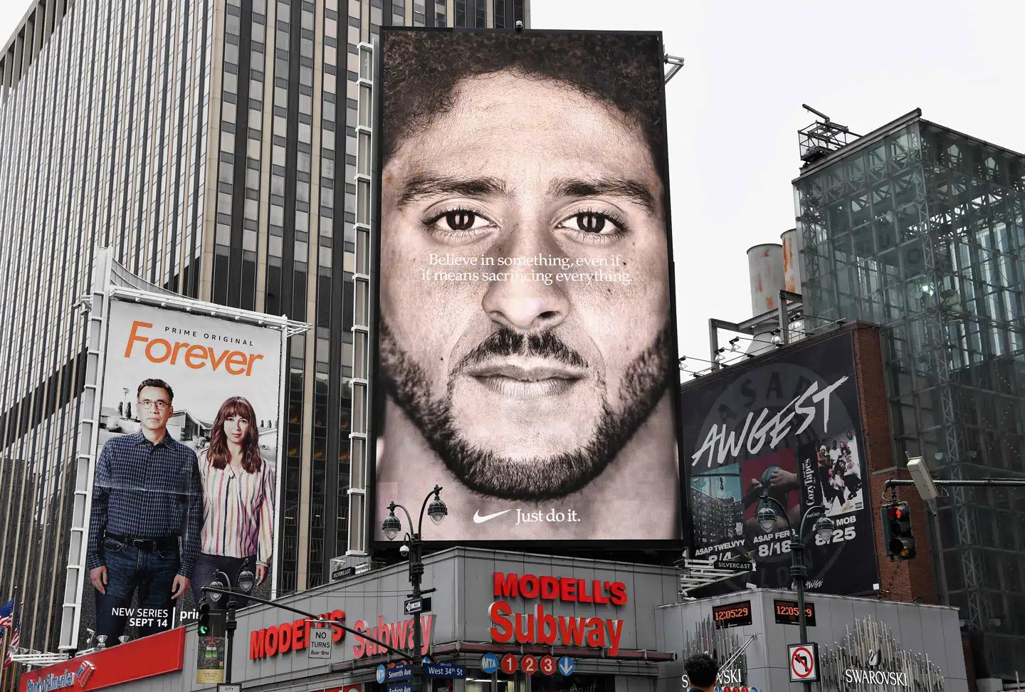 »Da Nike i 2018 lancerede kampagnen med NFL-spilleren Colin Kaepernick og budskabet 'Believe in something, even if it means sacrificing everything', var det både kontroversielt og konsekvent,« skriver Michael Kowal. Foto: Angela Weiss/AFP/Ritzau Scanpix