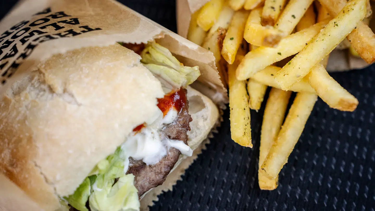 En burger med fritter hos Sunset Boulevard.