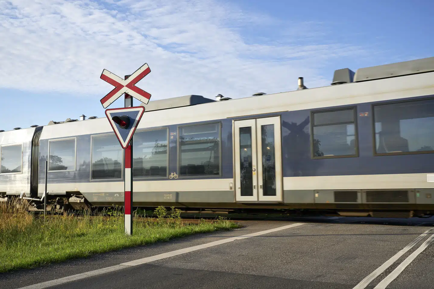 Klokken ved jernbaneoverskæringer er en del af sikkerhedssetuppet, hvor de røde blink fungerer som den primære varsling for bilister, forklarer Martin Harrow, Banedanmarks områdechef for kvalitet og sikkerhed. (Arkivfoto).