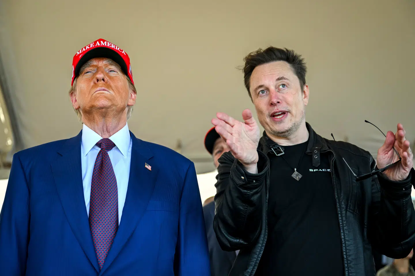 Sidste år deltog Donald Trump i en raketopsendelse i Texas hos Musk-selskabet SpaceX. Efter at have givet knap 300 millioner dollar til Trumps og Republikanernes valgkampagne var det forventet at Elon Musk og hans virksomheder ville kapitalisere på forholdet til præsidenten. Nu kan det omvendte meget vel være tilfældet.