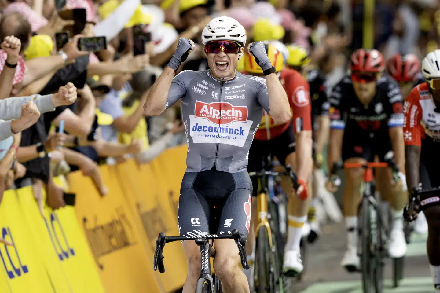 Jasper Philipsen, som vandt 1. etape af Tour de France, er ude af løbet.