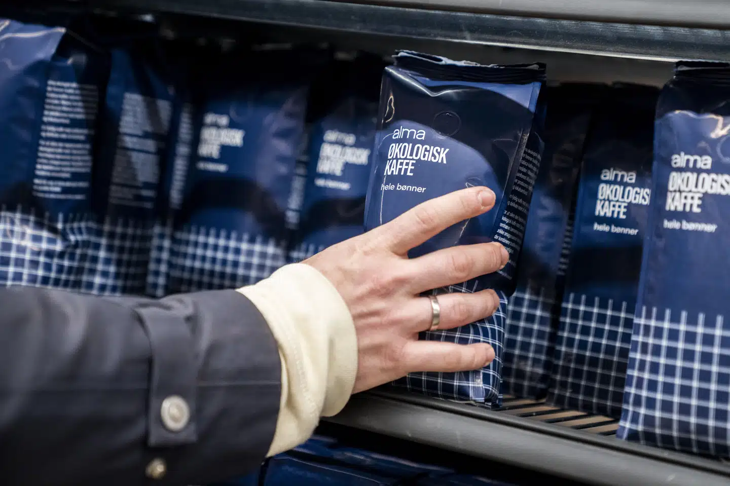 Når man ser prisstigningerne på kaffe det seneste år, kan der være brug for en kop at styrke sig på. Det har været bittert for producenter og forbrugere, og derfor vil Moderaterne fjerne kaffeafgiften. (Arkivfoto).