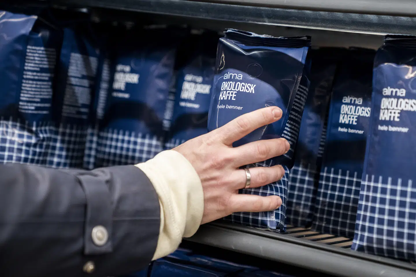 Når man ser prisstigningerne på kaffe det seneste år, kan der være brug for en kop at styrke sig på. Det har været bittert for producenter og forbrugere, og derfor vil Moderaterne fjerne kaffeafgiften. (Arkivfoto).