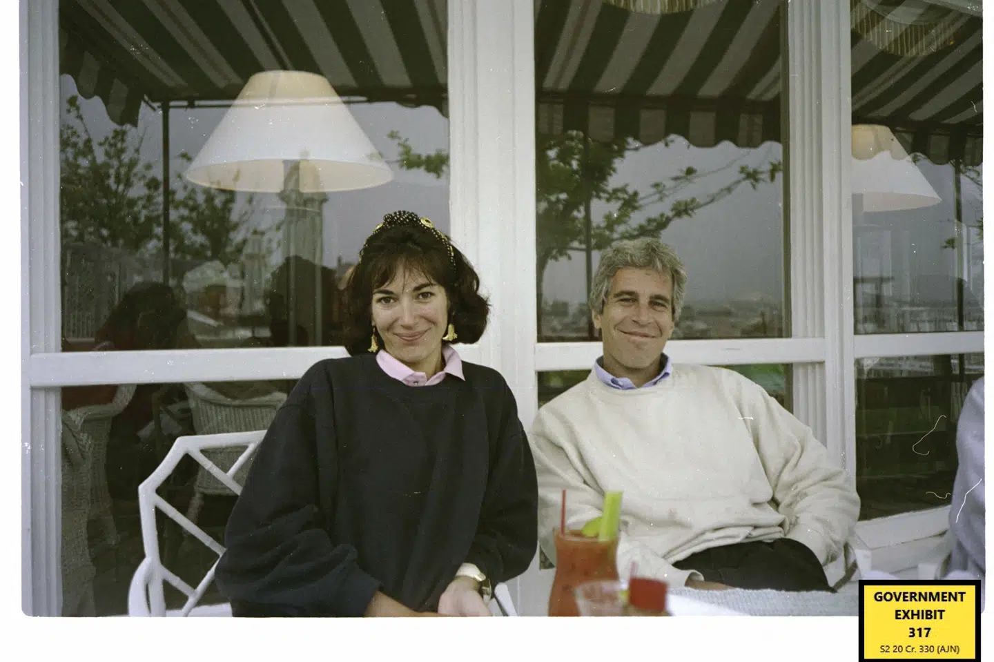 Den afdøde finansmand Jeffrey Epstein sammen med Ghislane Maxwell, som han i en årrække var kærester med. Billedet her er en del af det bevismateriale, der blev indsamlet i sagen mod ham. (Arkivfoto).