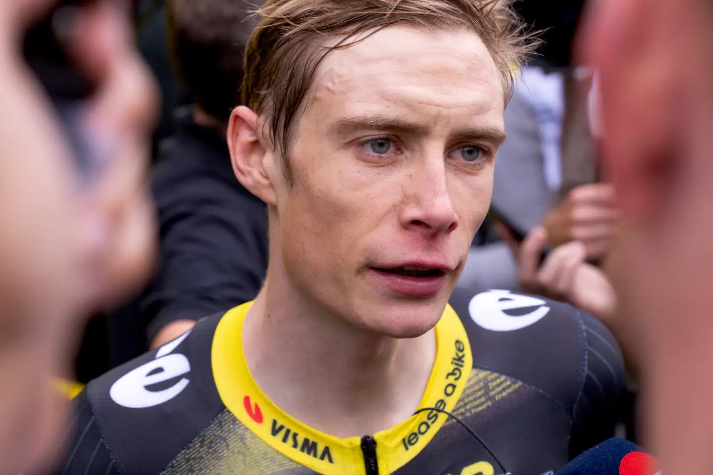 Siden søndag er spørgsmålene haglet ned over Jonas Vingegaard og hans hold, Visma-Lease a Bike.