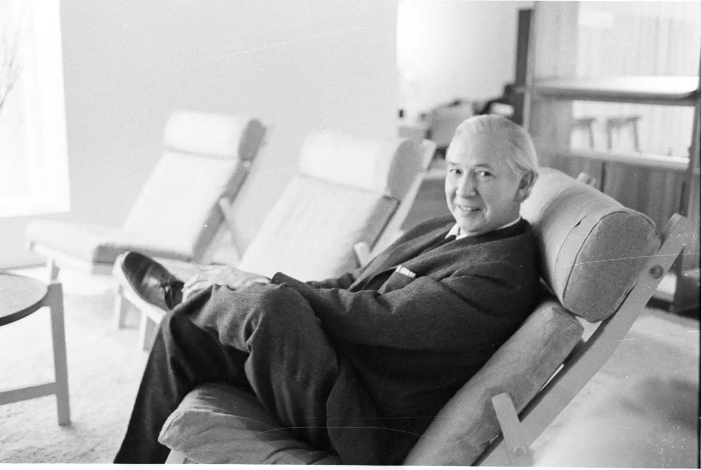 Hans Jørgensen Wegner, verdensberømt møbelarkitekt, i en af sine egne stole. Han døde i 2007.