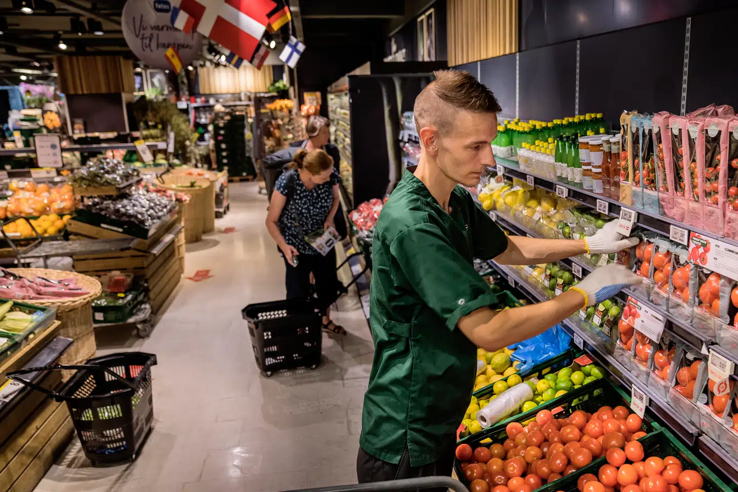 Tomater. Tomatopfyldning i Føtex supermarked på Vesterbrogade i København.