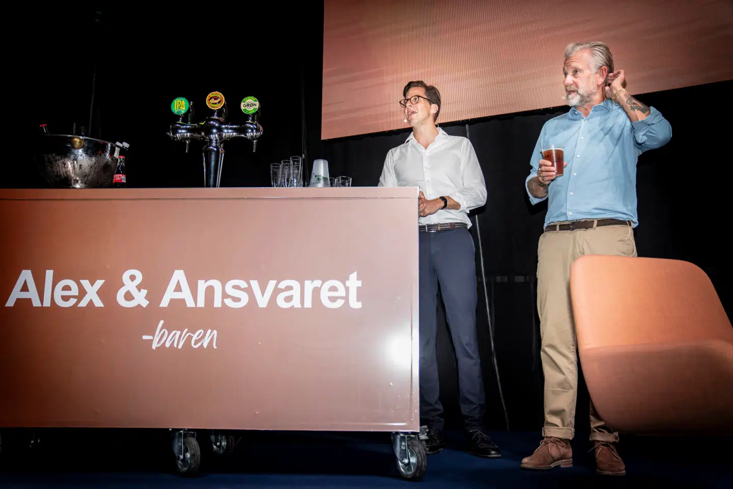 Alex Vanopslagh (LA) og Casper Christensen har ved flere lejligheder diskuteret blandt andet partiformandens tanker om en mulig afkriminalisering og legalisering af kokain. Nu lyder der ny kritik af synspunkterne, efter at unge i ny rapport har givet udtryk for, at de ikke opfatter kokain som et »hårdt stof«.