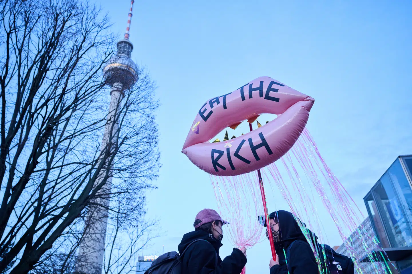 »Eat the rich« er blevet et velkendt slogan i antikapitalistiske protester. Og dem er der flere eksempler på.