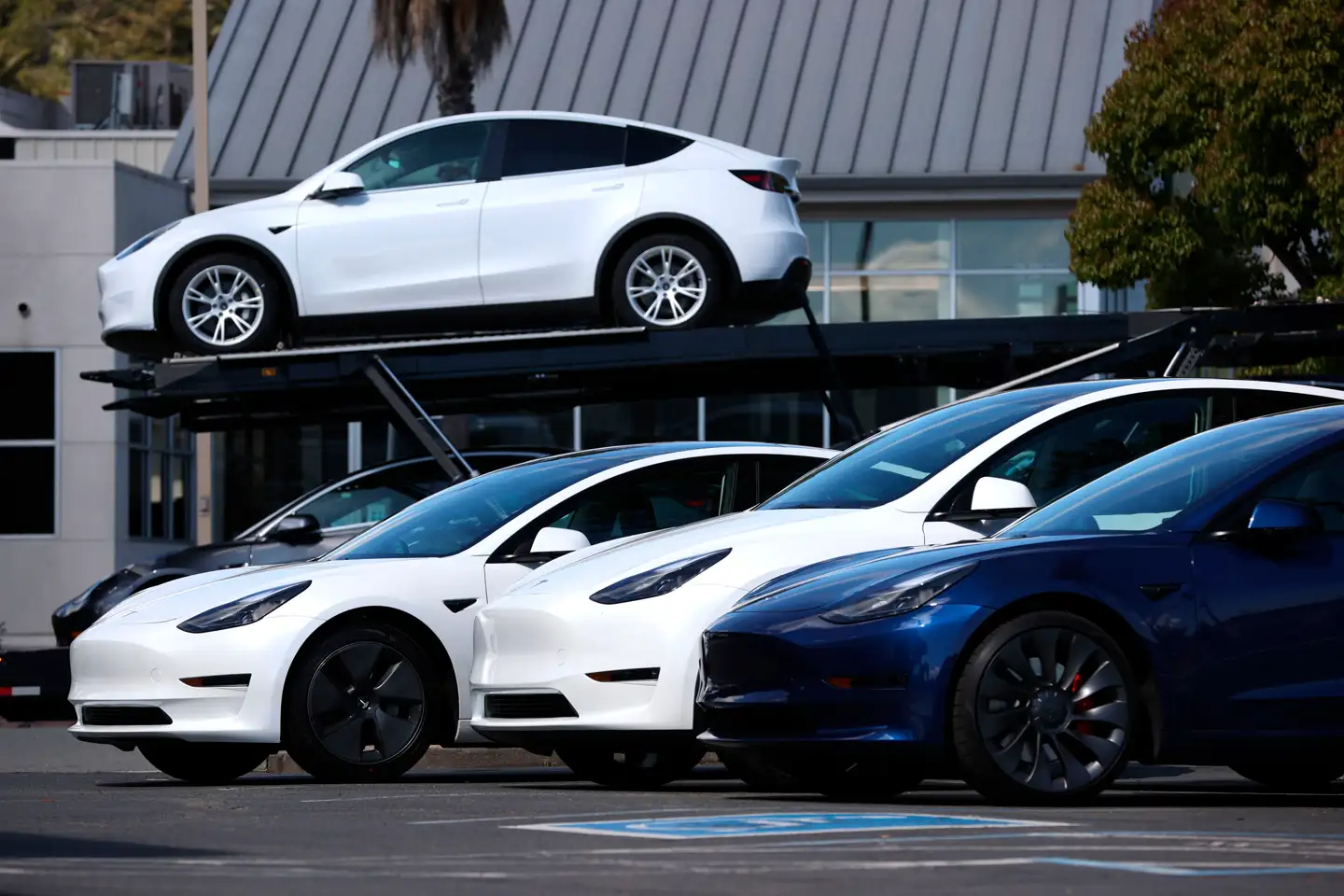 Omkring 80.000 danskere kører rundt i Teslas Model Y og Model 3. De risikerer, at bilerne ikke kan gå gennem et bilsyn på grund af problemer med slør. Det sætter ejere i en svær situation, da Tesla fralægger sig ansvaret.