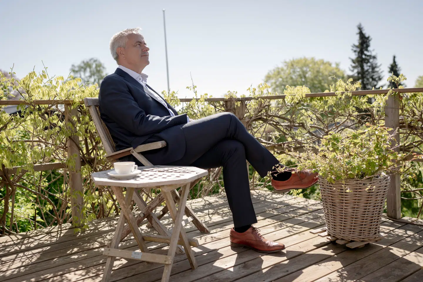 Karsten Engmann Jensen, indehaver og stifter af Pengeministeriet, anbefaler, at man selv investerer sine penge fremfor at lade banken gøre det.