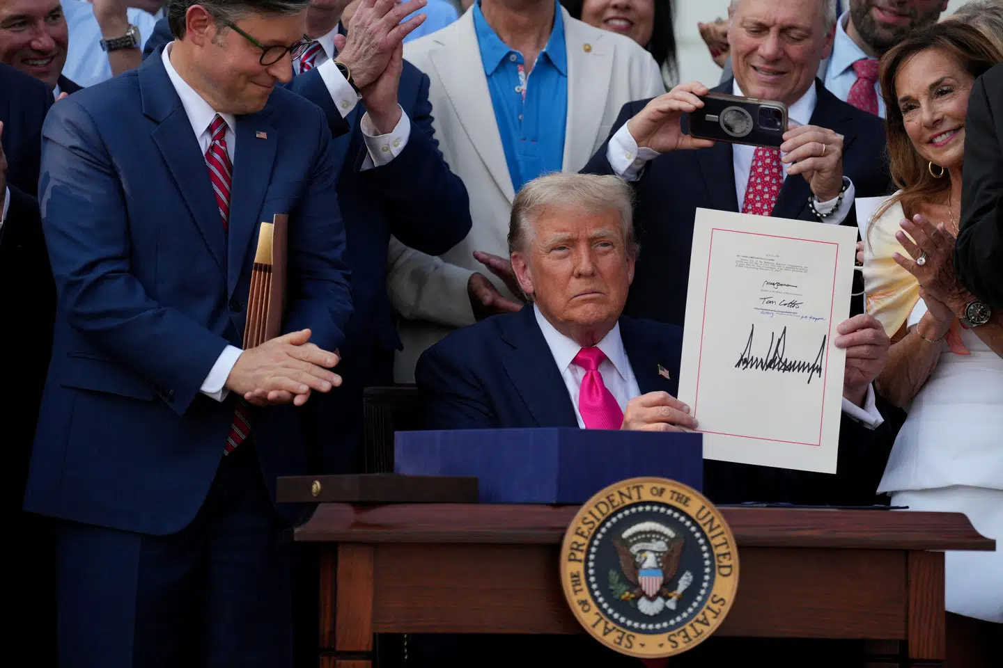 Den amerikanske præsident, Donald Trump, kunne i den forgangne uge underskrive sin lovpakke »One Big Beautiful Bill Act.« Begivenheden foregik foran Det Hvide Hus i Washington D.C.