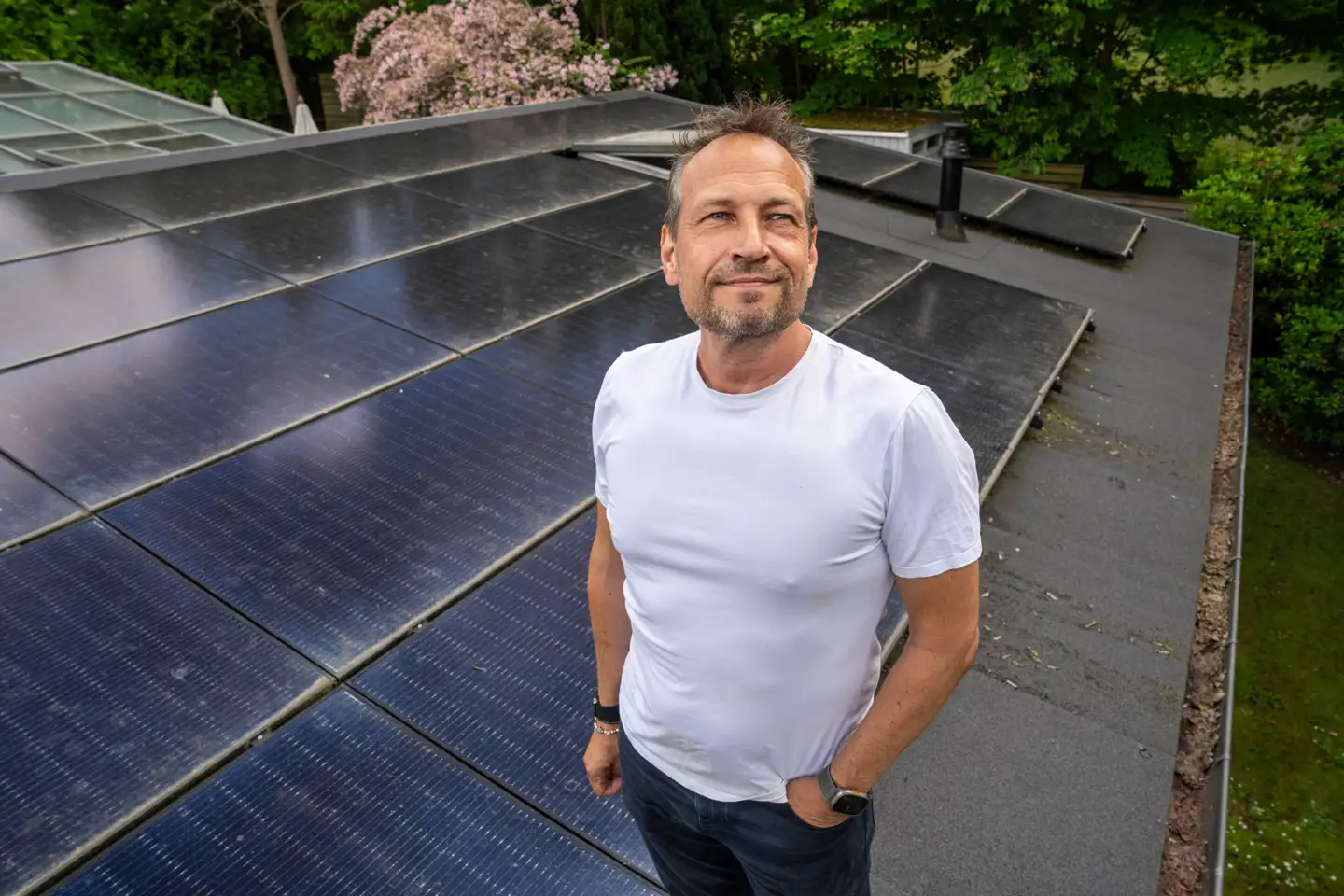 Martin Thorborg viser rundt på matriklen på Skodsborg Strandvej. Der er solceller på taget. De kan holde familien kørende på egen strøm, selv ved et generelt strømsvigt.