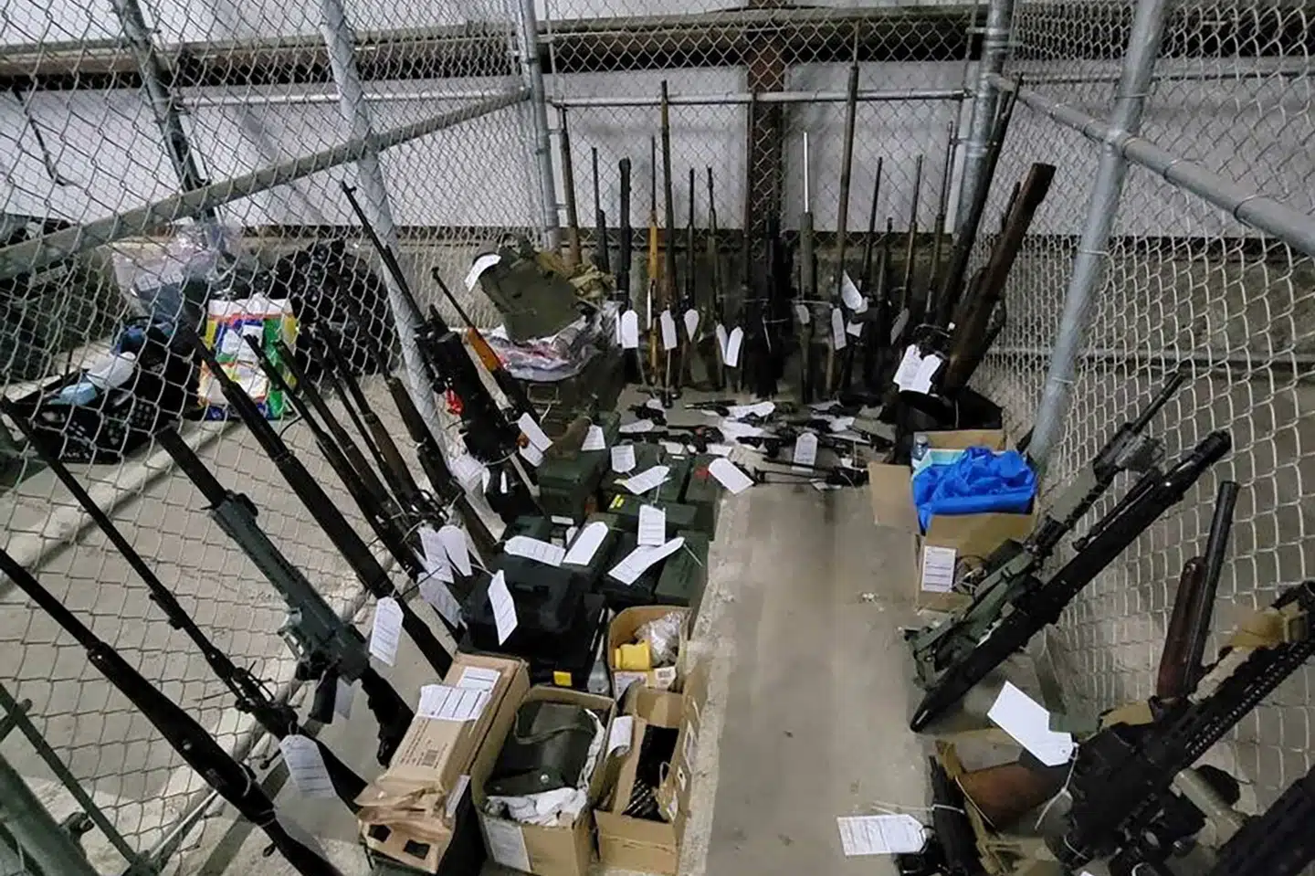 På billedet ses våben, som blev konfiskeret af canadisk politi under en razzia i januar sidste år. Politiet har tirsdag anholdt fire personer for at fremme terroraktiviteter. (Arkivfoto).