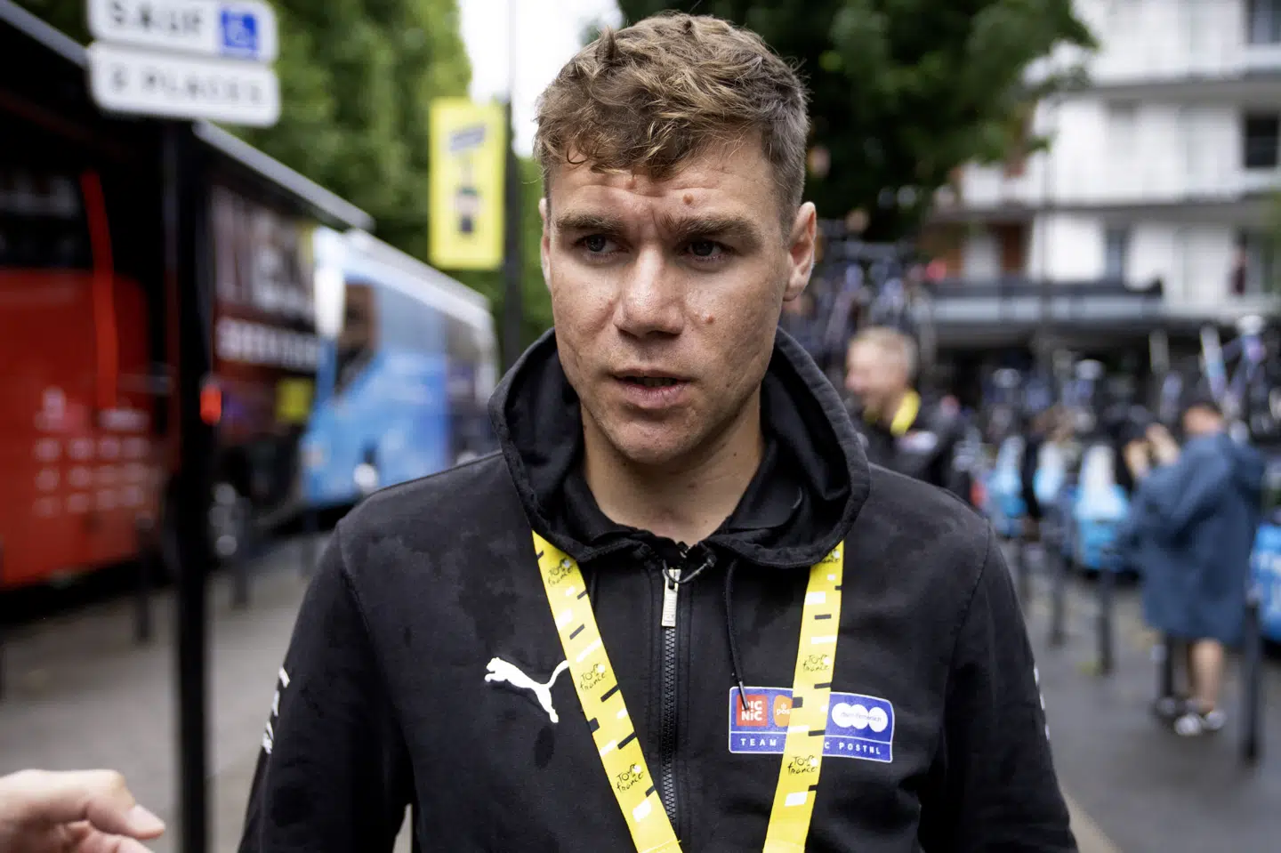 Fabio Jakobsen var mandag på besøg hos holdkammeraterne hos Team Picnic i Tour de France.