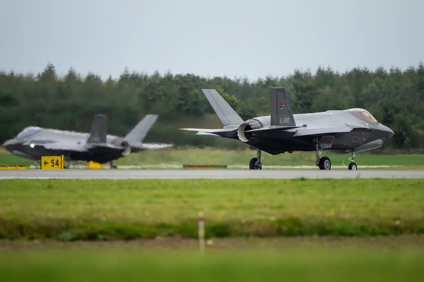 De første fire F-35-kampfly blev overdraget til Danmark på Flyvestation Skrydstrup i oktober 2023.