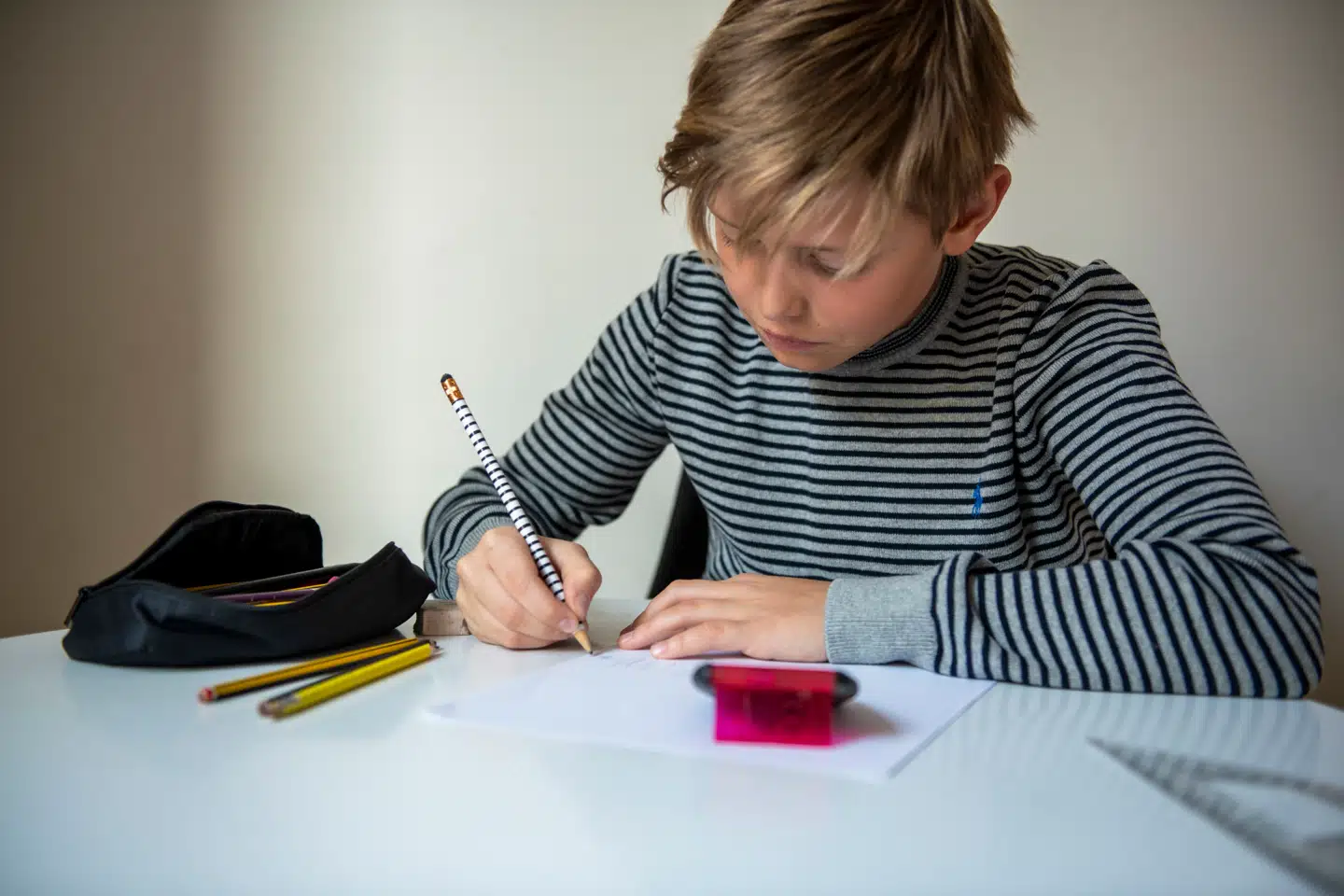 I ren afmagt kommer mange forældre til at bruge metoder som belønning og straf over for deres børn. Men der en tredje og langt bedre måde at lære børn, at der findes opgaver, som skal løses, mener familievejleder Pernille Wieland.