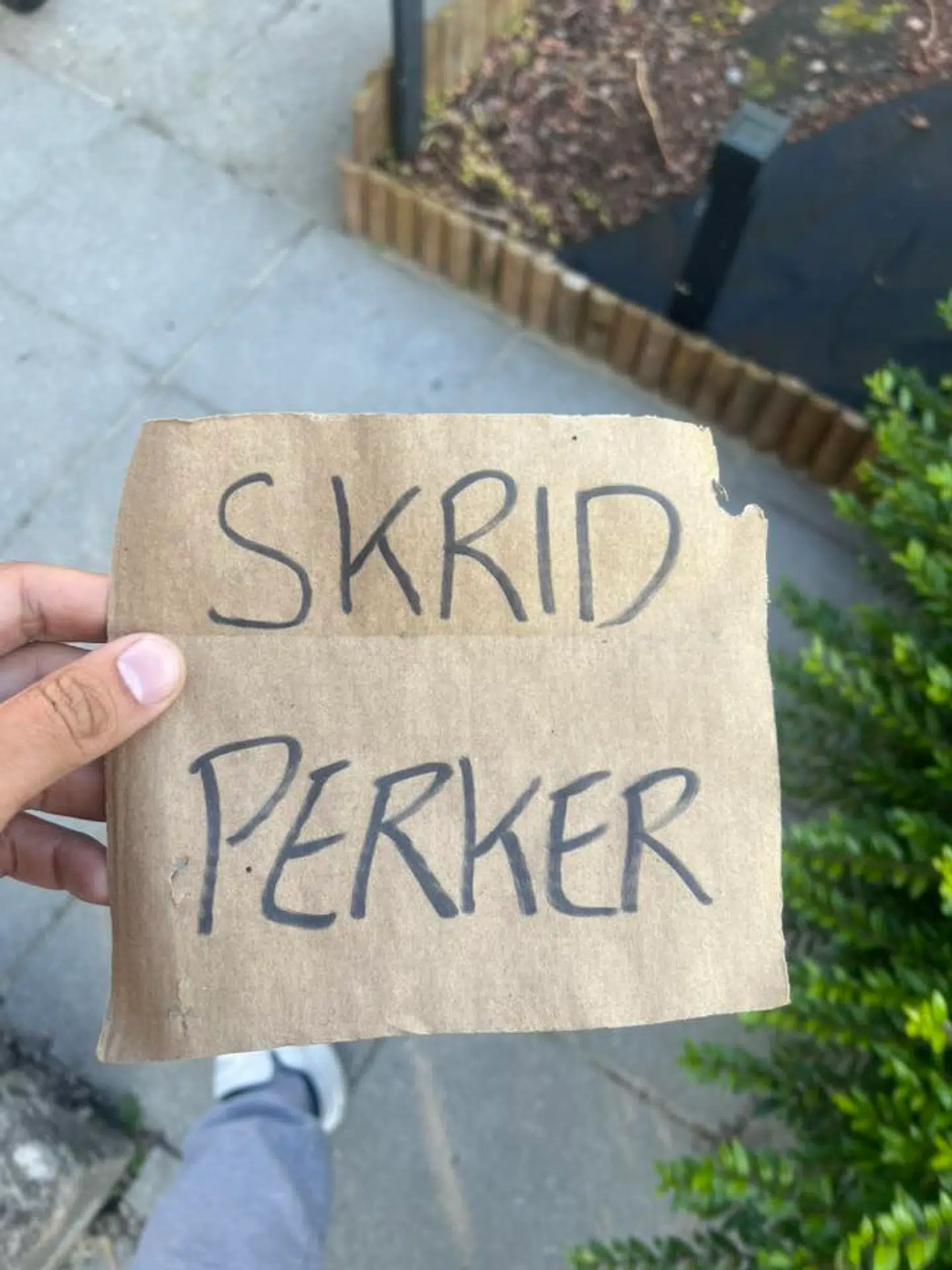 Her er skiltet, som Jannisar modtog