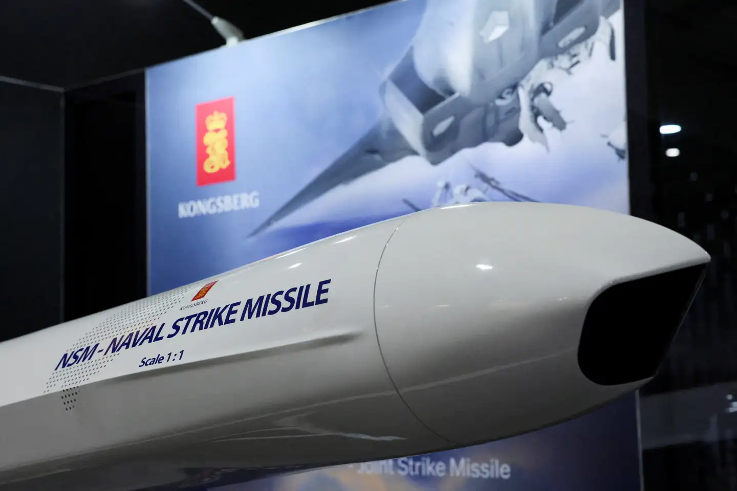 Norske Kongsberg Gruppen har i andet kvartal sikret sig et overskud på 1,6 milliarder norske kroner, og ordrerne vælter ind. Aktien falder dog over ti procent.