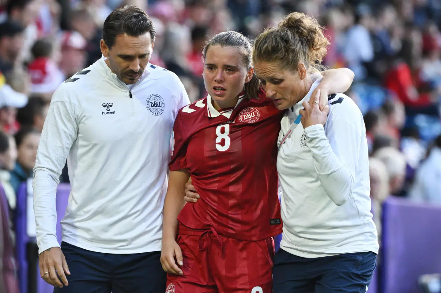 En groggy Emma Snerle måtte hjælpes fra banen mod Tyskland tirsdag aften.