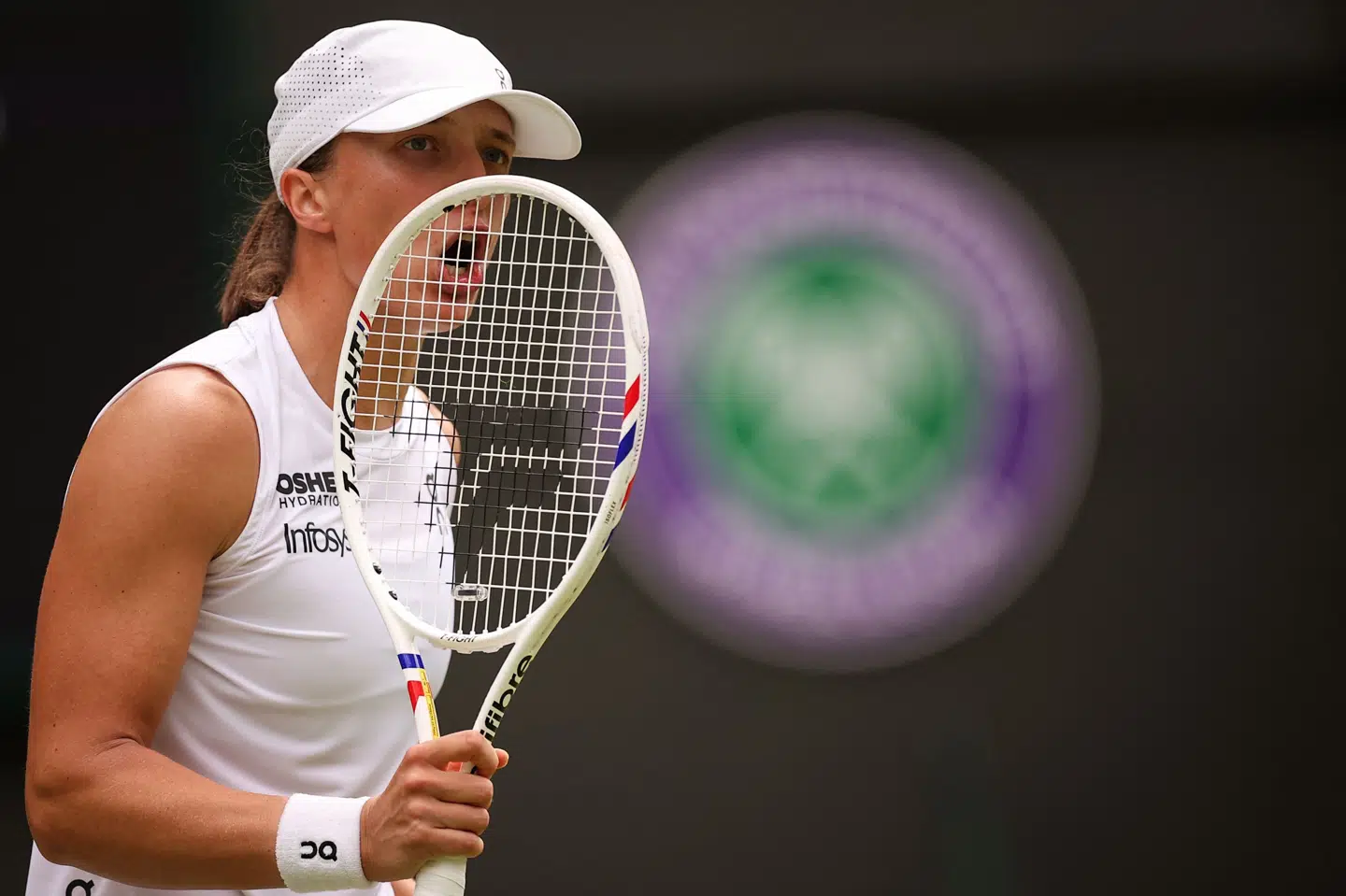På bane 1 på Wimbledon-anlægget vandt Iga Swiatek i to sæt over sin russiske kvartfinalemodstander.