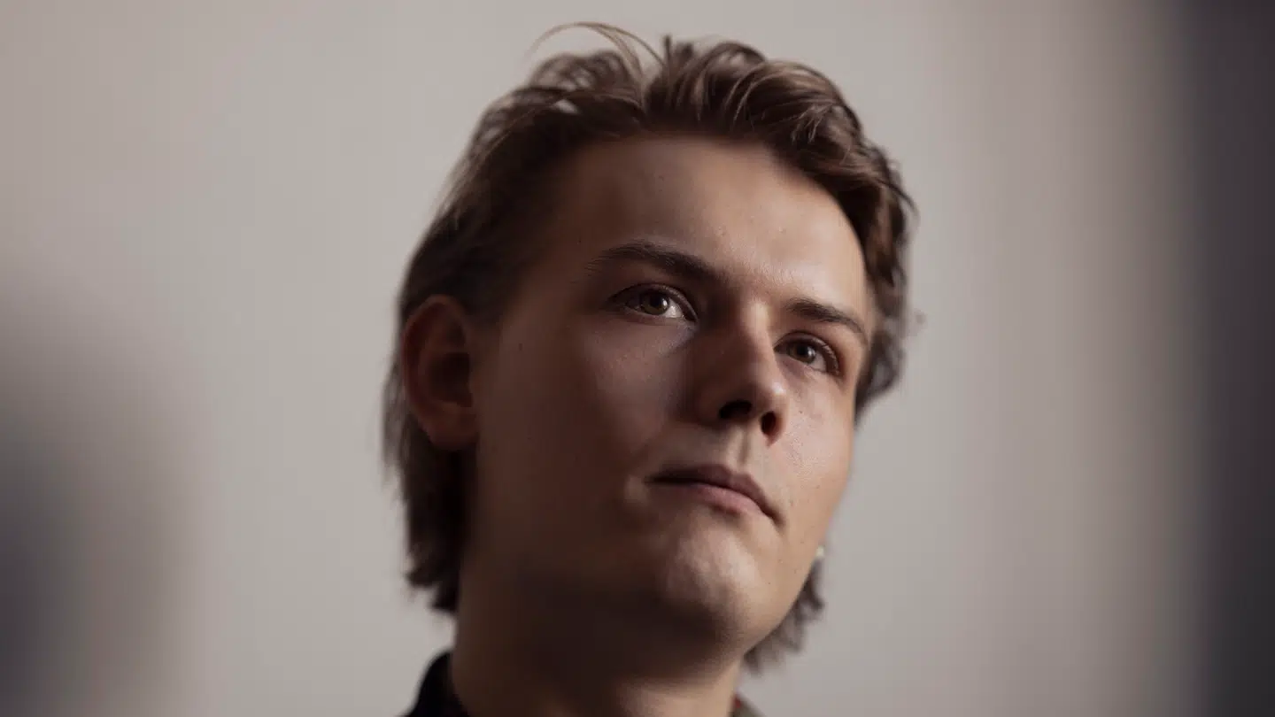 Harald Toksværd fotograferet i sin lejlighed i 2023