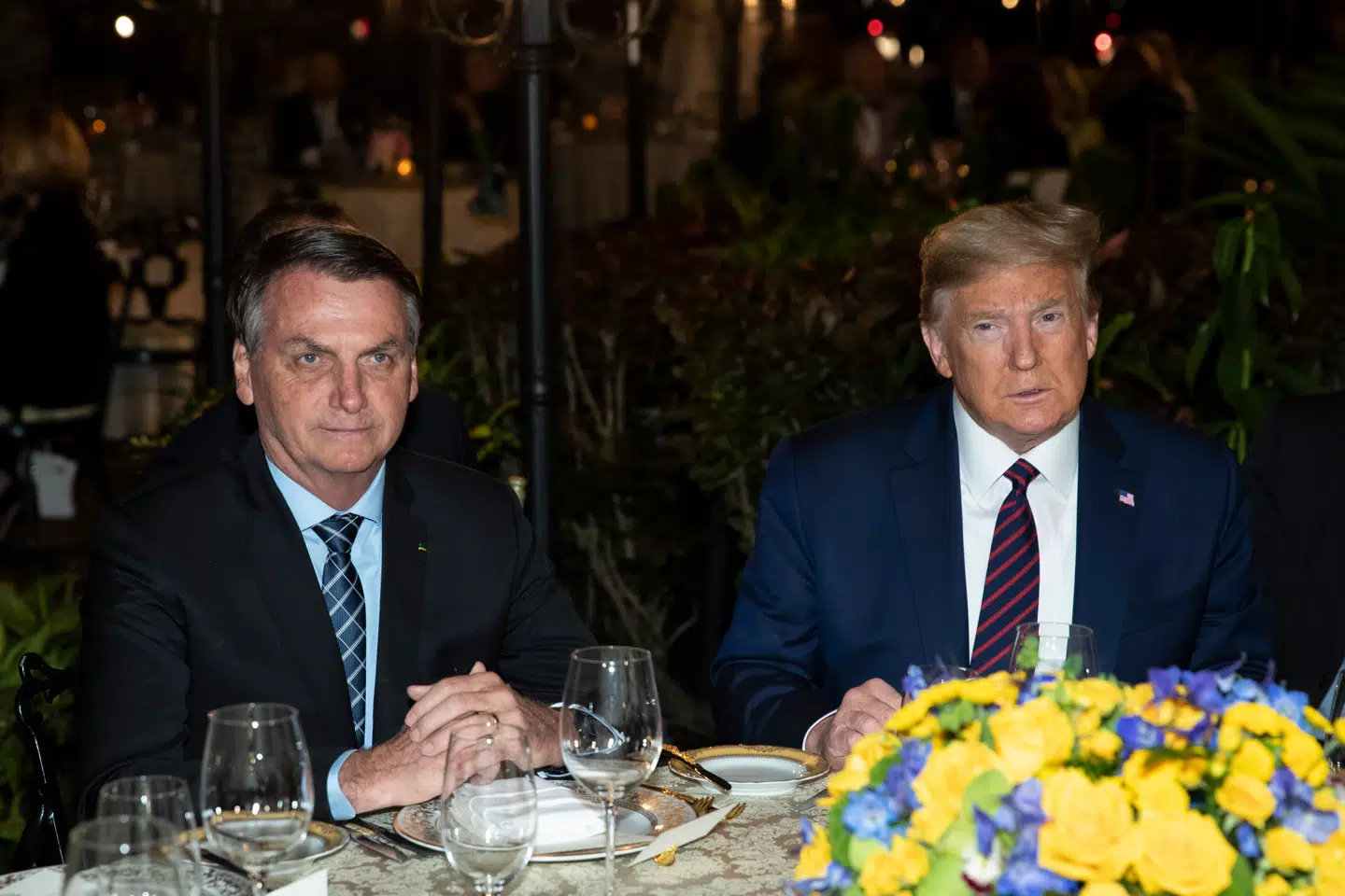 Donald Trump mener, at retssagen mod Brasiliens tidligere præsident, Jair Bolsonaro (t.v.), er urimelig. Derfor truer han nu Brasilien med en høj toldsats på importvarer fra landet.