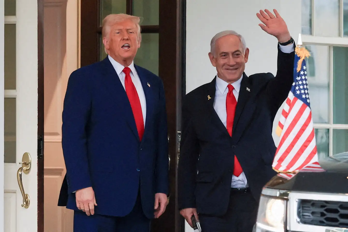 USAs præsident Donald Trump taler, mens Israels premierminister Benjamin Netanyahu vinker efter et tidligere møde i Det Hvide Hus.