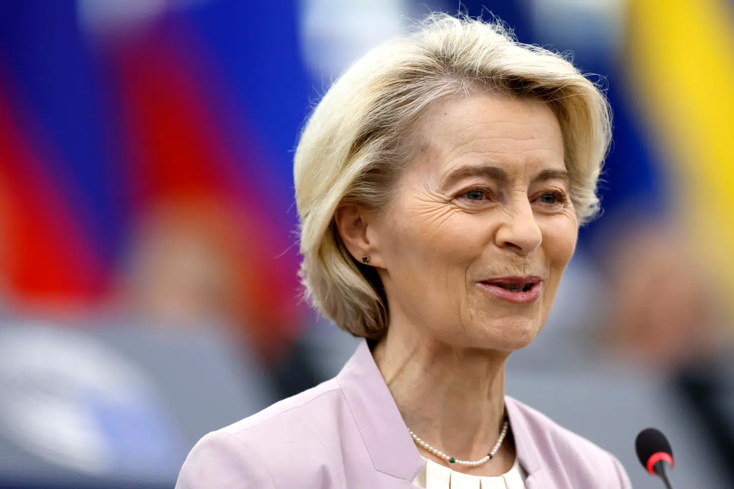 Ursula von der Leyen kan godt smile i dag, efter EU-Parlamentet har stemt i Strasbourg. En usædvanlig mistillidsafstemning endte nemlig til kommisionsformandens fordel.