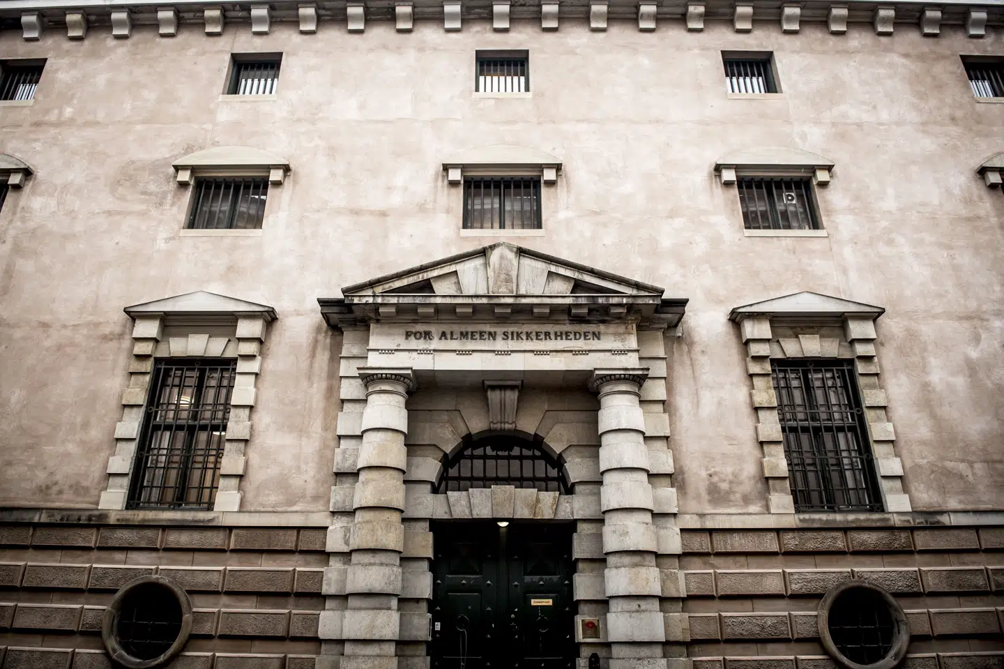 I Københavns Byrets retssal 32 har en mand, der onsdag blev udleveret fra Marokko, erkendt, at han planlagde et drab på en 27-årig med tilknytning til NNV. (Arkivfoto).