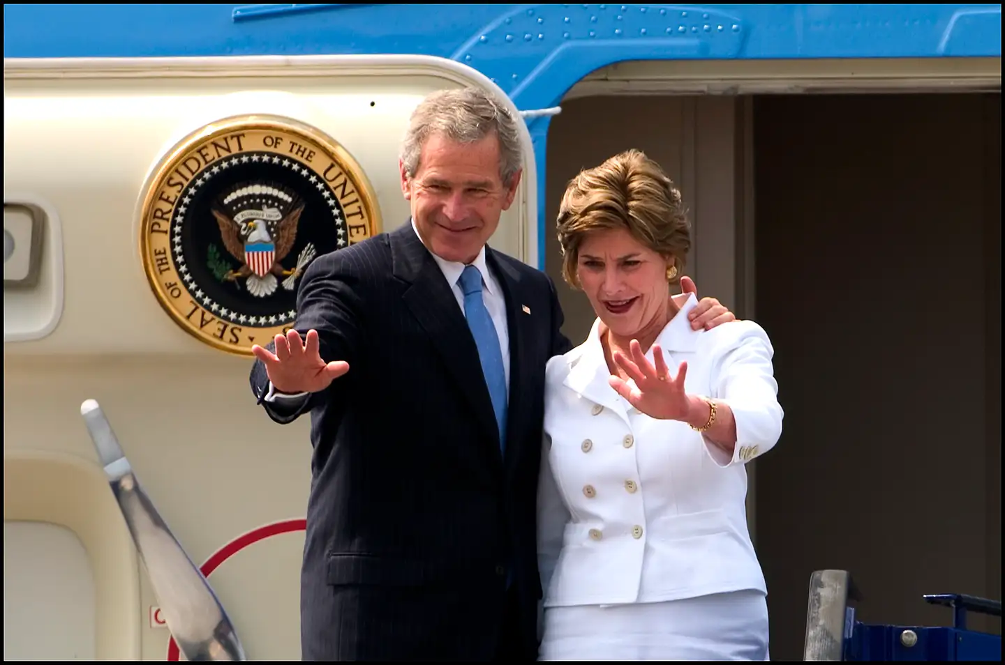 Den 5.-6. juli 2005 besøgte USAs daværende præsident George W. Bush Danmark. Her står han sammen med sin kone, Laura Bush, inden afrejsen fra Københavns Lufthavn.