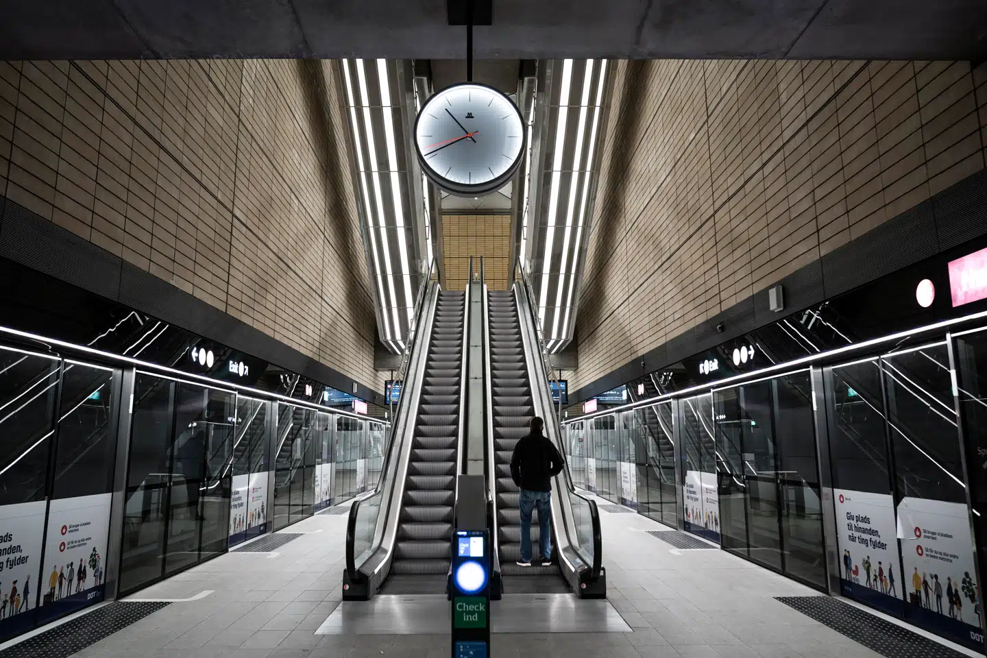 Metrostation på Nørrebro, da den lå øde hen under coronakrisen.